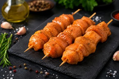 Brochette de poulet mariné